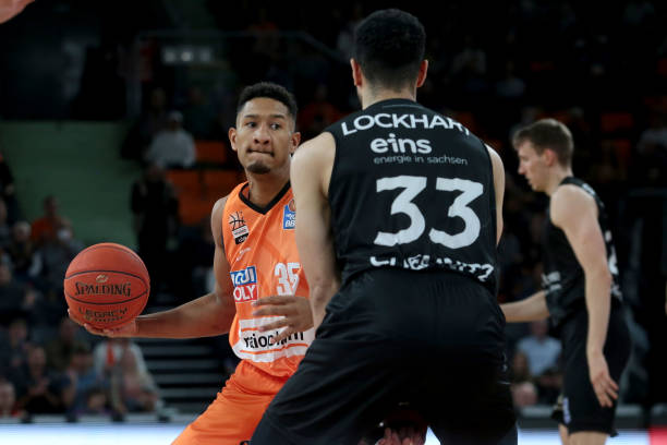 在他担任中 在他担任中